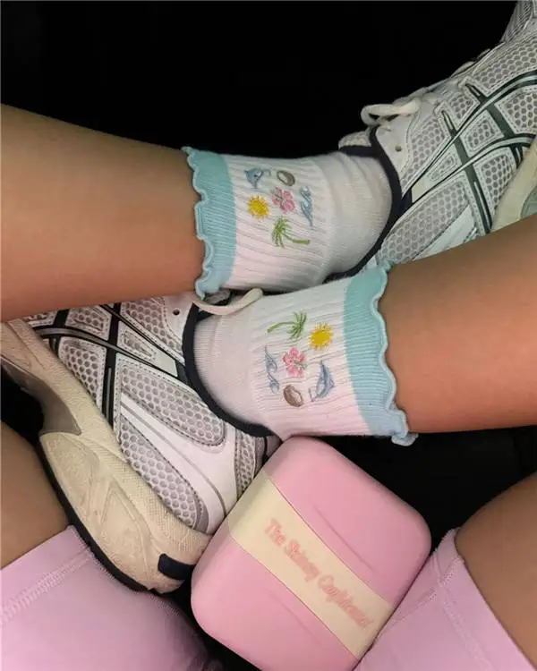 الشركة المصنعة عالية الجودة محبوك الإناث القطن طاقم قبضة المضادة للانزلاق المطرزة كشكش شعار مخصص المرأة اليوغا جوارب بيلاتيس