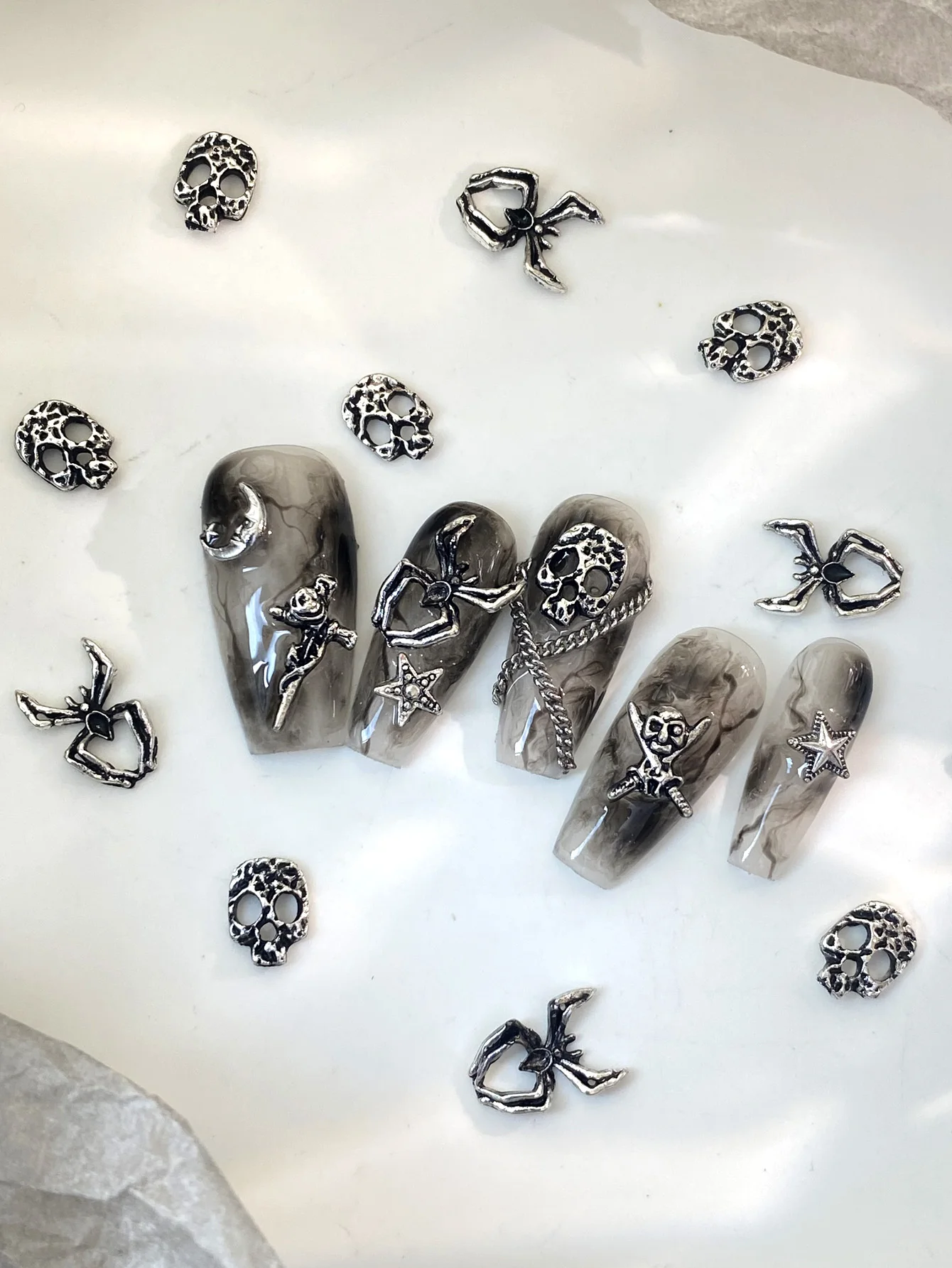 50pcs مزيج تصميم الجمجمة الصليب العنكبوت مسمار سحر 3D الفضة العظام الصليب هالوين DIY مسمار الفن الديكور