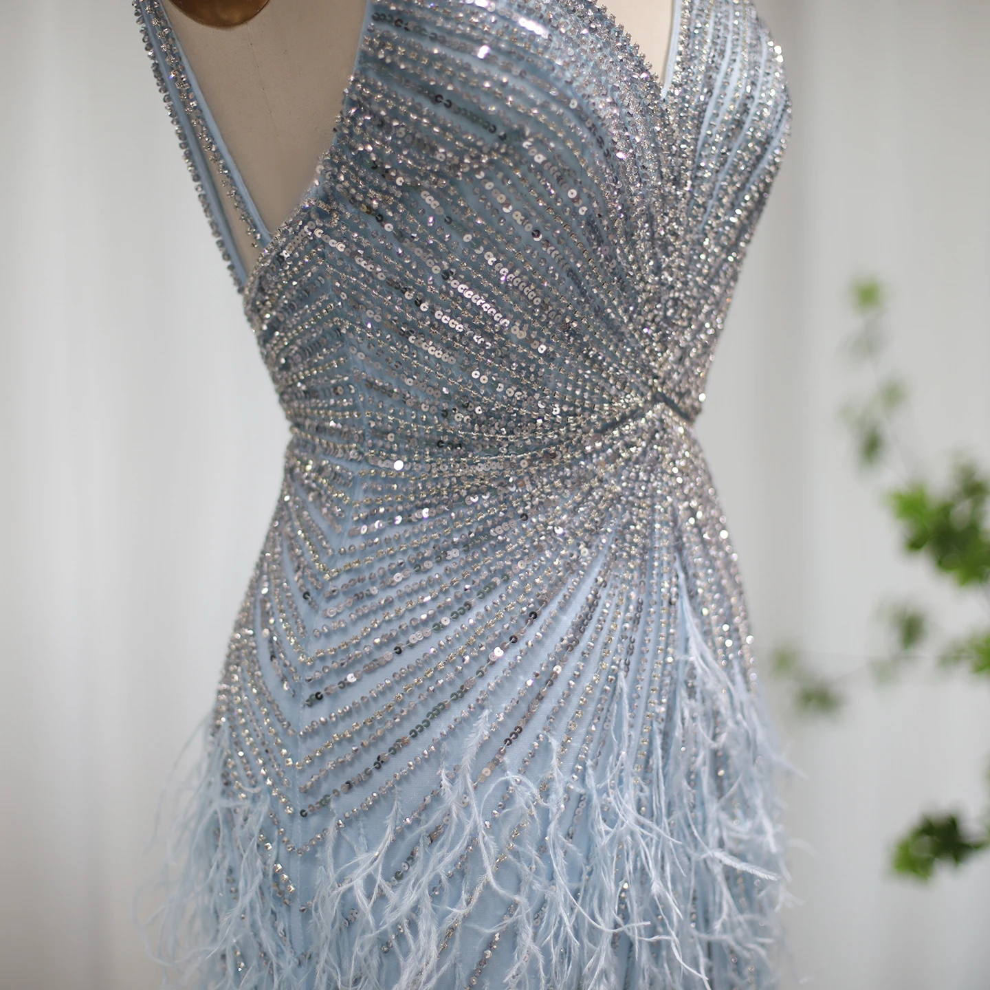 シャロンは高級ビーズブルーフェザーウエディングドレスセクシーなスパゲッティストラップ背中の開いたローズピンクのイブニングドレスアラビアSS004カスタマイズされました