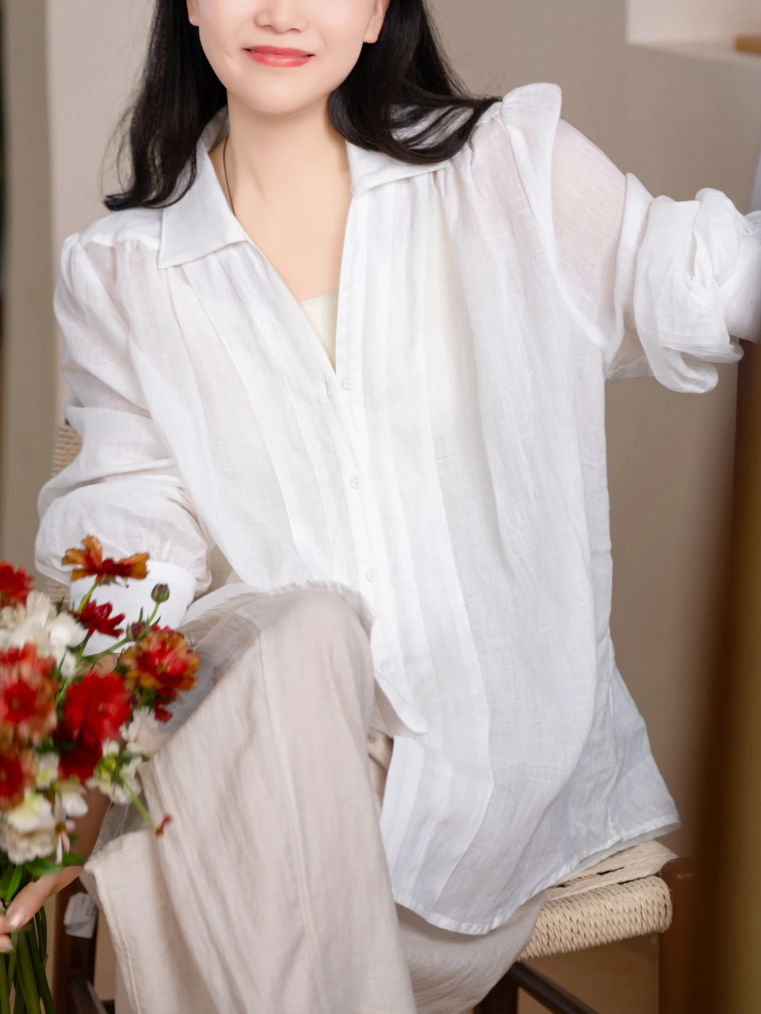 

Рубашка с эффектом похудения, с декоративными элементами, свободного кроя, из тонкого конопляного полотна, с плиссированной передней панелью, воротником-«птичий хвост», в повседневном стиле