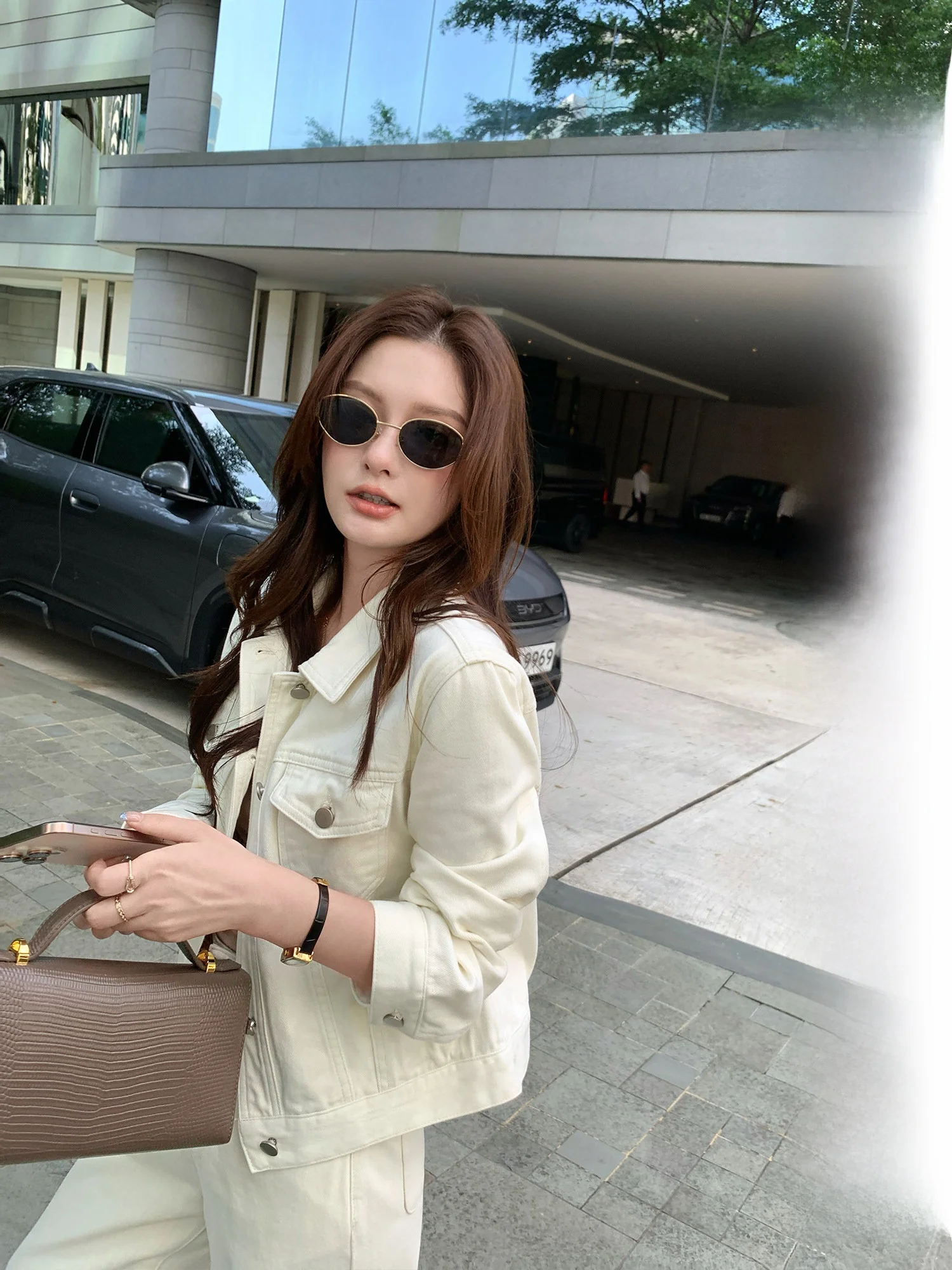 Pusumede White Short Casual Denim Jacket Women's Cool Short Length Workwear Style Cotton Commute Style Standard Fit Coat