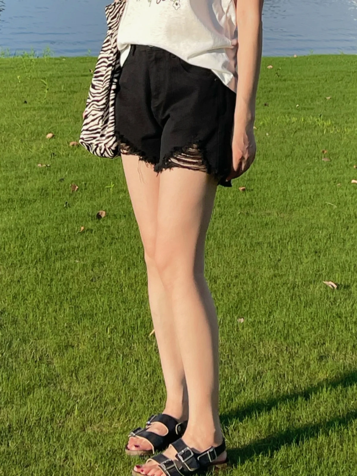 

Модные летние шорты из чистого хлопка в уличном стиле: рваные, с бахромой, прямого кроя, из денима.