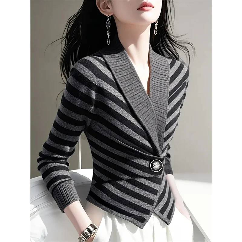 سترة نسائية جميلة مشهورة لهذا العام 2025 شتاء جديد مزاجه كسول خطوط عالية الإحساس مع سترات الموضة