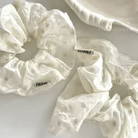 Lino de algodón bordado hueco Beige limpio refrescante intestino grueso Retro Anillo para el cabello estilo Hada Mori diadema accesorios para el cabello