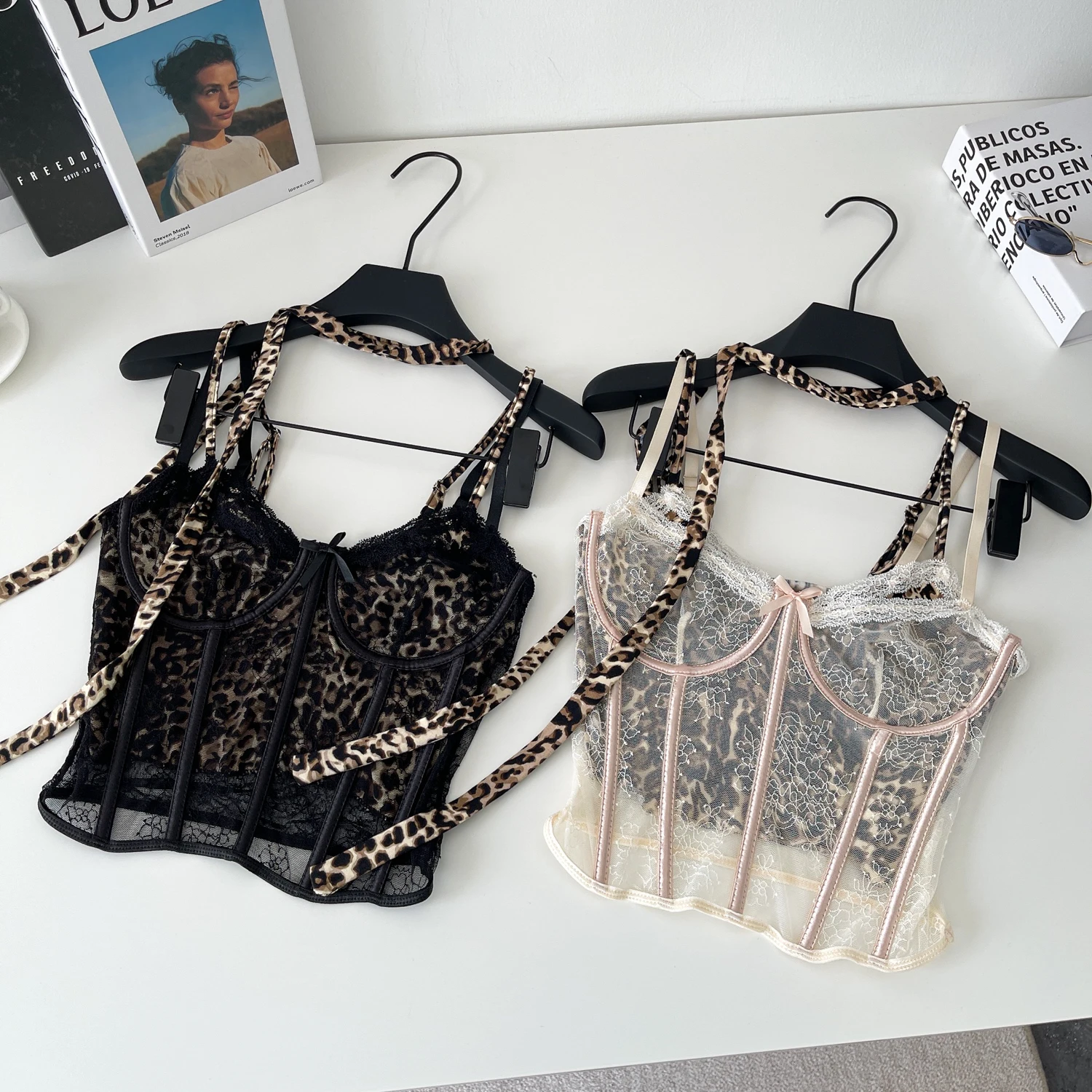 

Clothland женский сексуальный топ с леопардовым принтом, майка с галстуком-бабочкой и v-образным вырезом, укороченный топ без рукавов и открытой спины, рубашка с рисунком анималы, топы Mujer WA392