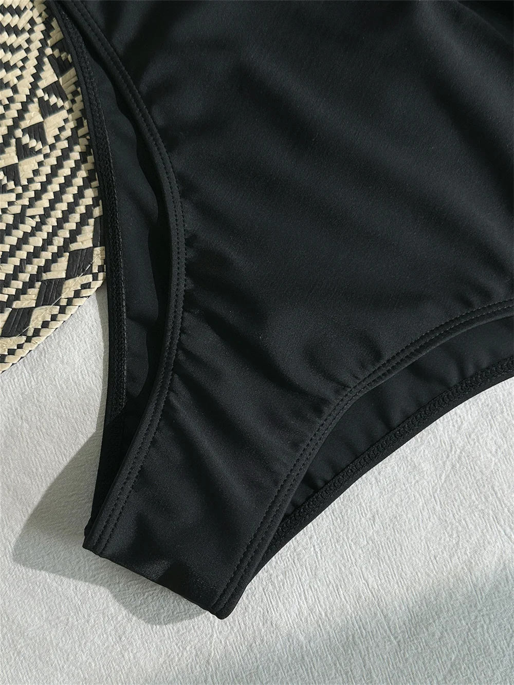 مثير الجوف خارج الأسود بيكيني المعادن تقليم عارية الذراعين العصابة لباس سباحة المرأة قطعة واحدة ملابس السباحة سلسلة ملابس عطلة وتتسابق