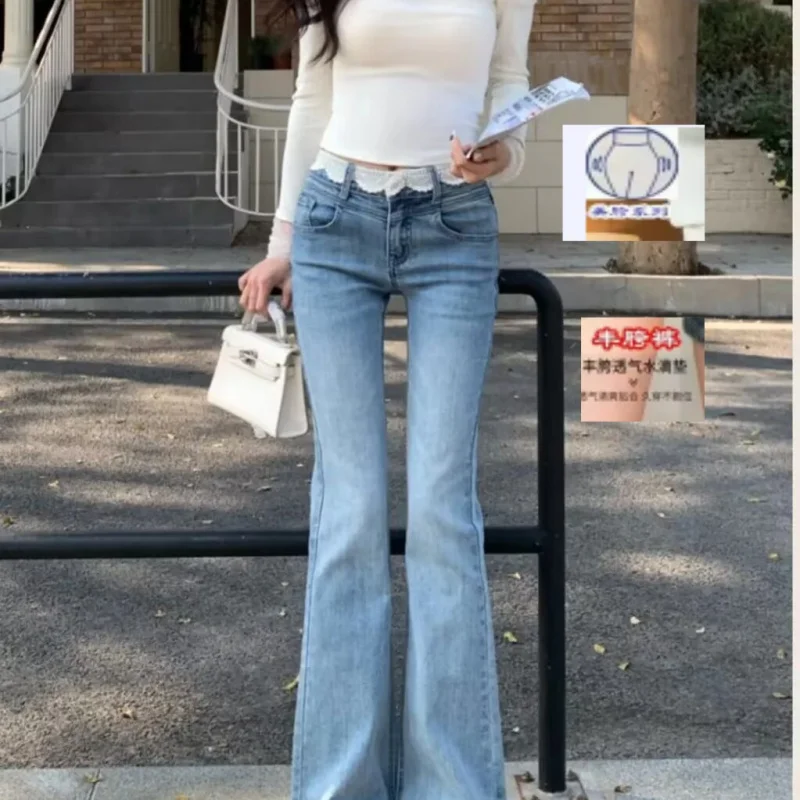 

Светло-голубые расклешенные брюки с кружевной отделкой на поясе. Модные джинсы 2025 года с эластичным поясом, средней посадкой, эффектом утяжки и подчеркивания бедер.