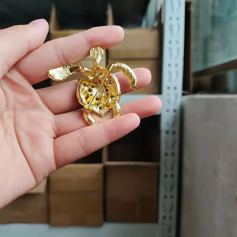 

Высококачественная нишевая модная брошь в виде черепахи, инкрустированная бриллиантами, персонализированные булавки с животными и новые аксессуары для корсажа в стиле ретро-черепахи