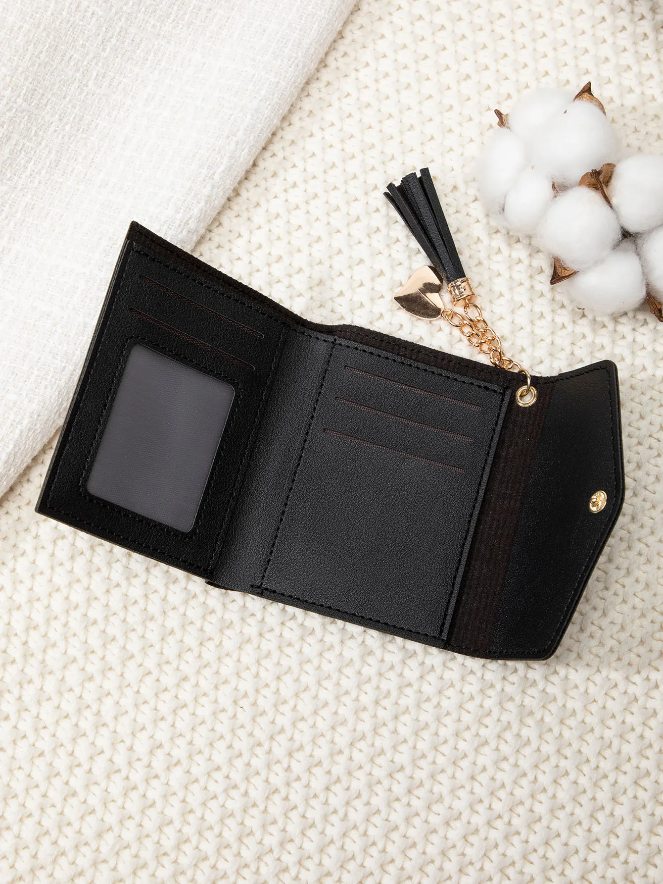 Kompakte Damen-Clutch-Geldbörse, schlankes Schwarz, tragbare Geldbörse mit goldfarbenem Druckknopfverschluss und Quastendetail, leichte Mini-Geldbörse – Detail 11