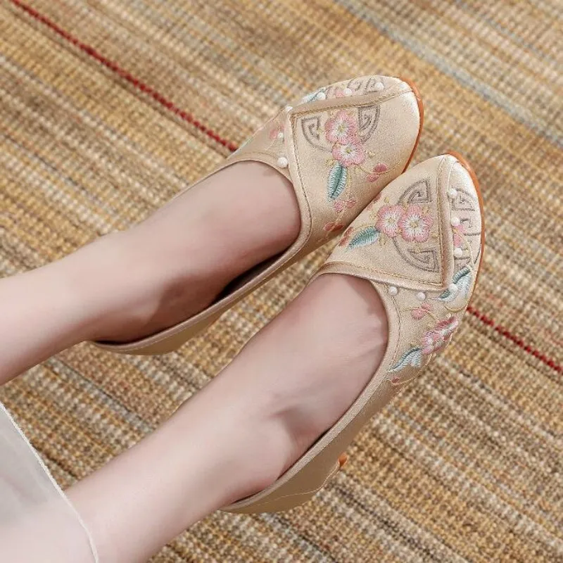 Women Pointed Toe Embroidered Mid-Heeled Shoe Spring Summer Retro Dress Pumps Vintage Style Slip on Loafer