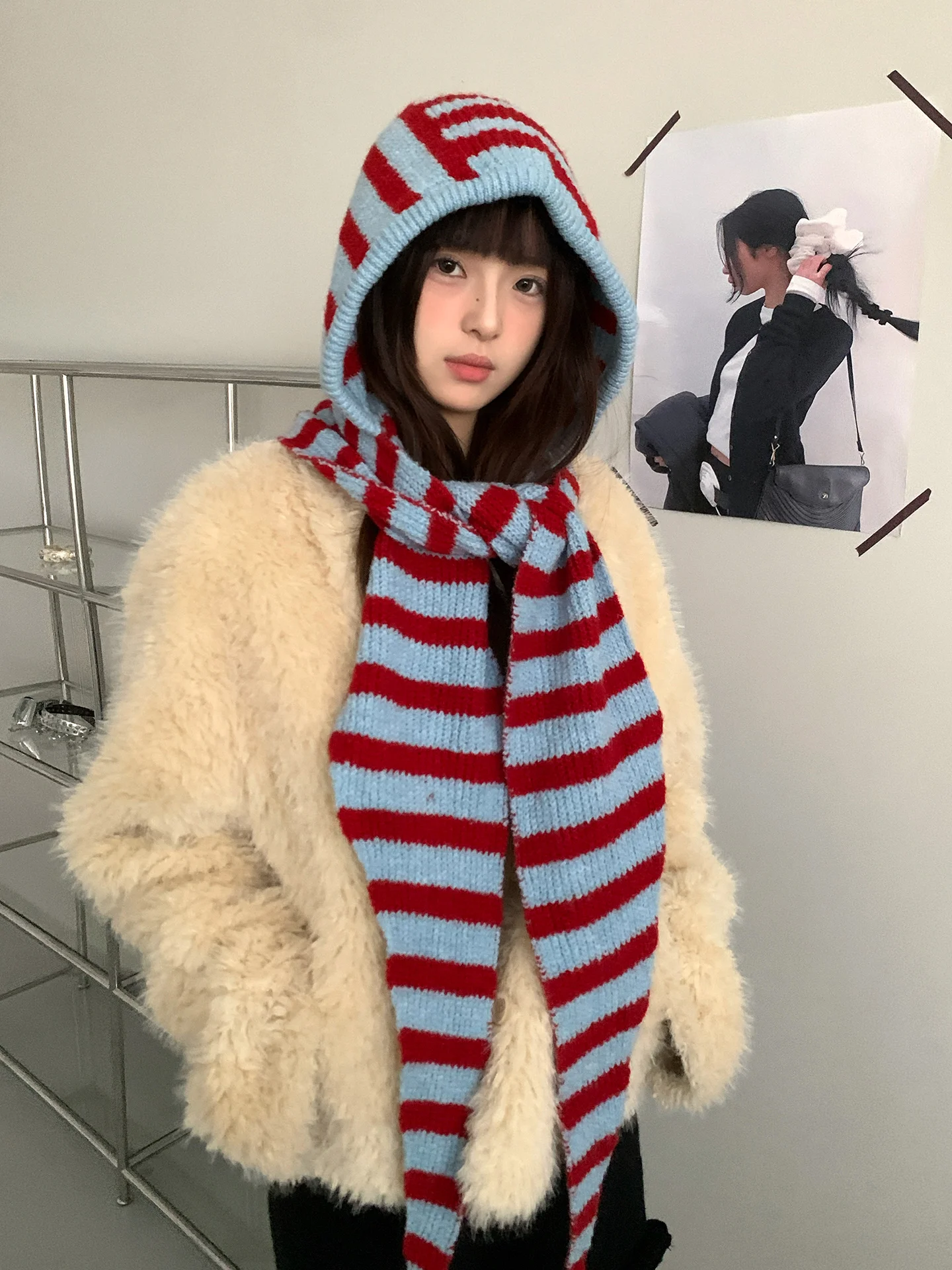 الصوفية الكورية نمط أبيض وأسود مخطط محبوك بالاكلافا للنساء شتاء دافئ سدادات حماية الأذن قبعة وشاح قطعة واحدة