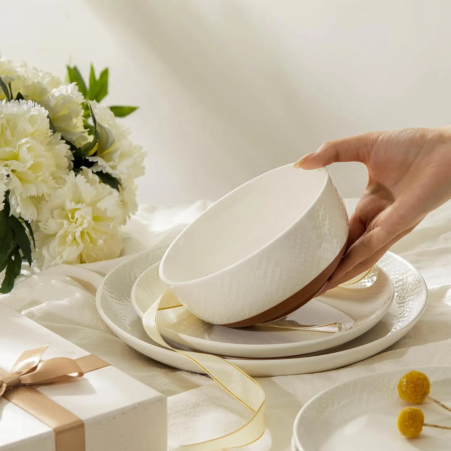 أطقم أواني طعام من البورسلين تتسع لـ 4 أشخاص، طقم أطباق وأطباق منقوشة يدويًا مكونة من 12 قطعة مع سطح من الطين الريفي والخدش R