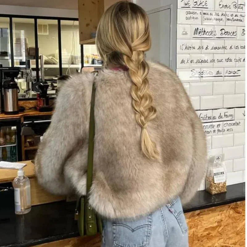 

2025 Hot Cool Girls Fluffy Short Fur Jacket Iconic Street Fashion Week Luxury Brand Gardient Cropped Faux Fur Coat Women Winter
