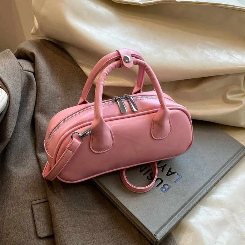 

Стильная женская сумка-мессенджер из кожи премиум-класса из люксового бренда, известная дизайнерская классика