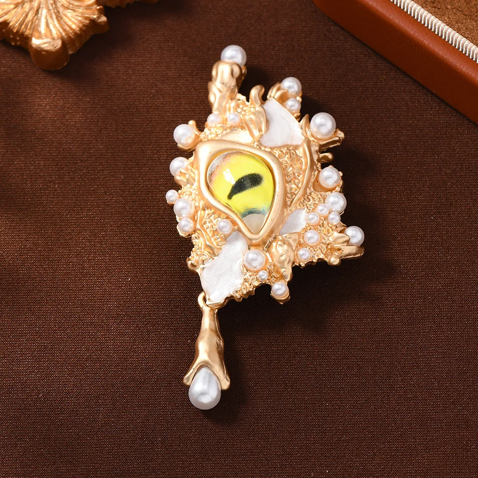 

2025 The New Fashion Exaggerated Personality Devil's Eye Brooch Hot Sale Medieval Style Winter Coat Pin Accessories