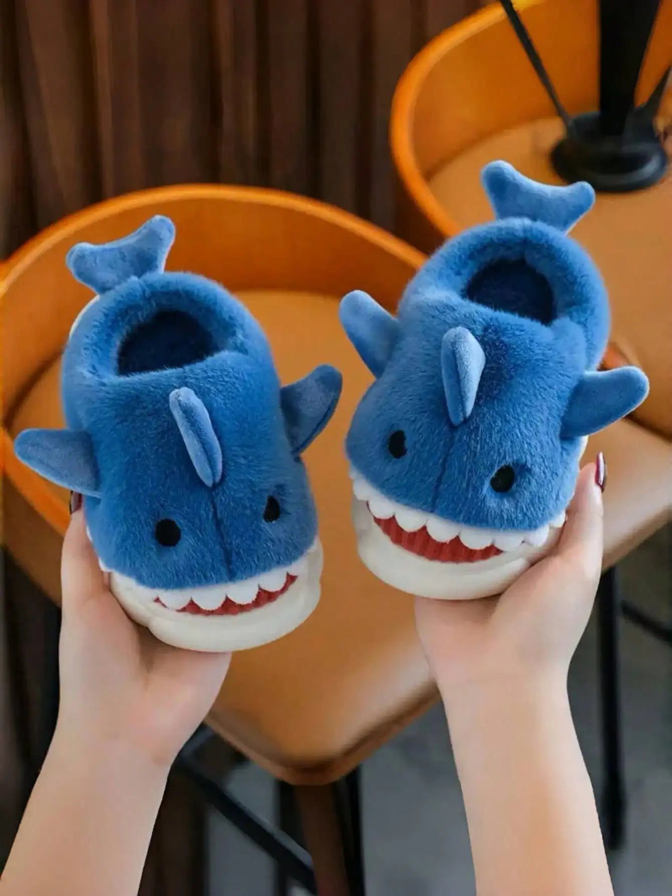 

Детские утолщенные плюшевые хлопковые тапочки с изображением акулы