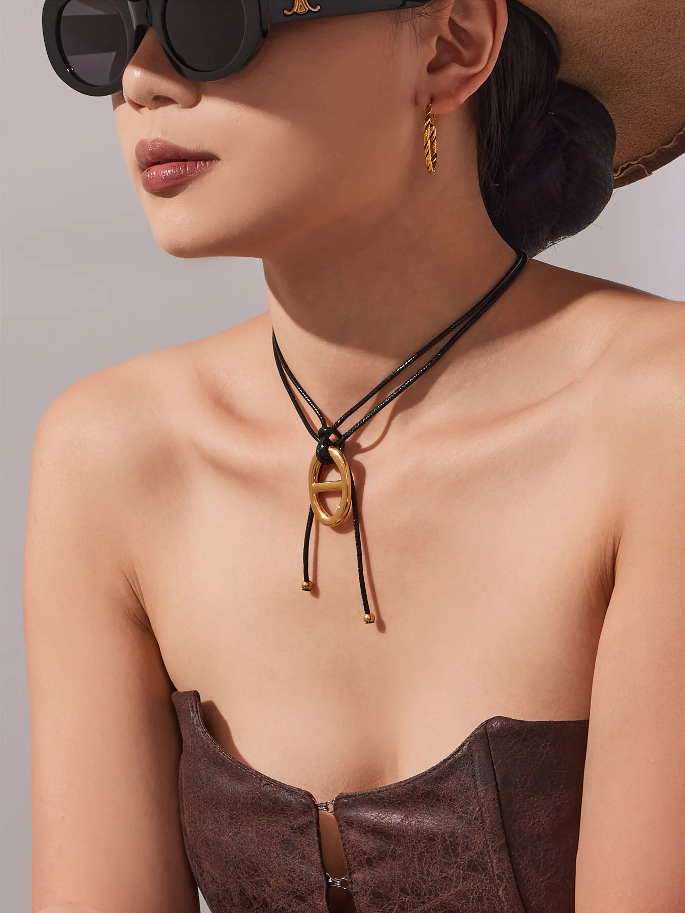 Halskette mit H-Buchstaben-Anhänger aus Edelstahl, 18 Karat vergoldet, Charm-Halskette mit PU-Seil, schwarze Lederseil-Halsketten für Frauen – Detail 4