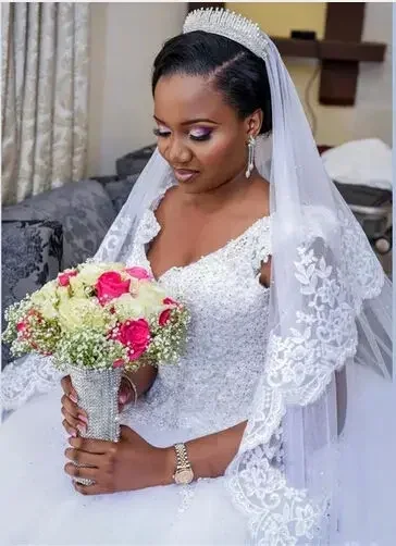 Maßgeschneiderte wunderschöne herzförmige Perlenapplikationen Kathedrale Plus Size Spitze afrikanische Brautkleider