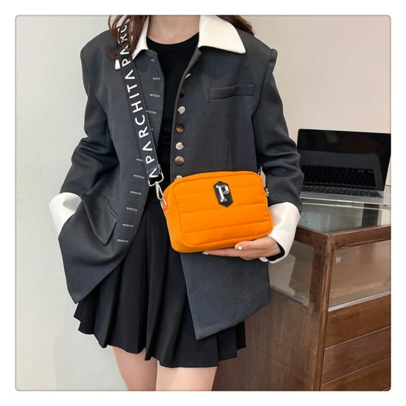 2025年新作-シワ加工カメラバッグ-レディースファッション-レタープリント-クロスボディ-ショルダーバッグ-ミニマリスト-スタイリッシュ