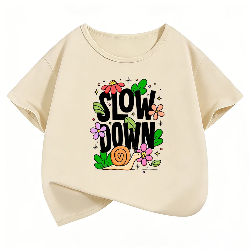 Slow Down Letter Bedrucktes T-Shirt mit Blumenmuster, lustiges T-Shirt, Sommerkleidung für Mädchen, kurzärmelige Oberteile, T-Shirt, süße Jungenkleidung