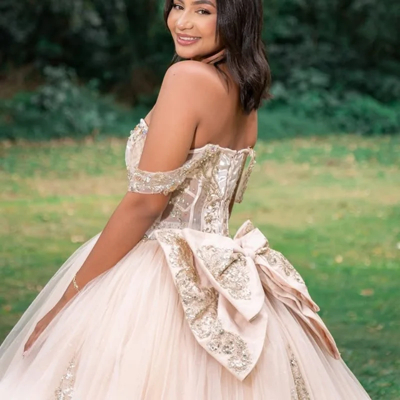 Abito Quinceanera personalizzato avorio con spalle scoperte perline applique con paillettes Fiocco in pizzo abiti da 15 Quinceanera