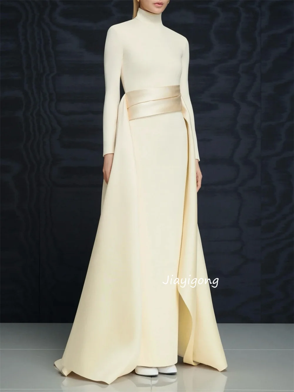 Ekskluzywne, szyte na miarę sukienki wieczorowe z plisami, prostym krojem, wysokim kołnierzem i długim rękawem, luksusowe, dopasowane, kolekcja 2025.