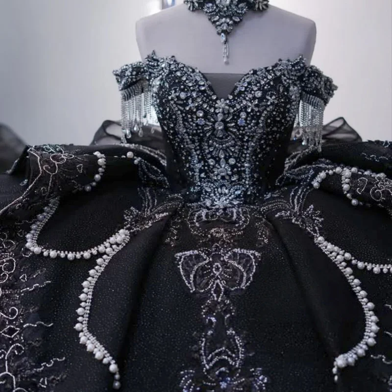 

Блестящее черное платье Quinceanera с открытыми плечами и кристаллами, блестящая 3D цветочная наклейка, длинный хвост, бант, Vestidos De 15, Quinceanera ﻿ Настроить