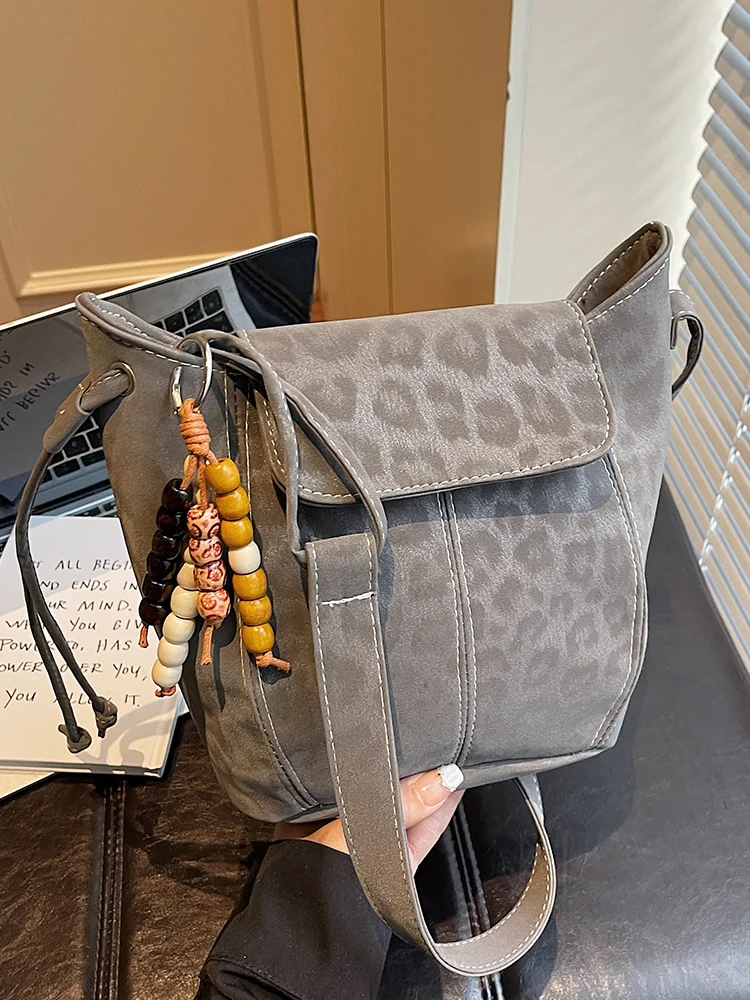 Vintage Gray Leopard Print Bucket Bag for Women Bohemian Wooden Bead Pendant Crossbody Bag Retro Suede Drawstring Shoulder Bag