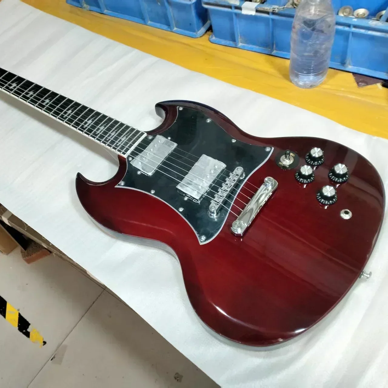 Envío Gratis guitarra eléctrica roja iluminación de palisandro diapasón pastillas HH 22 trastes hardware cromado