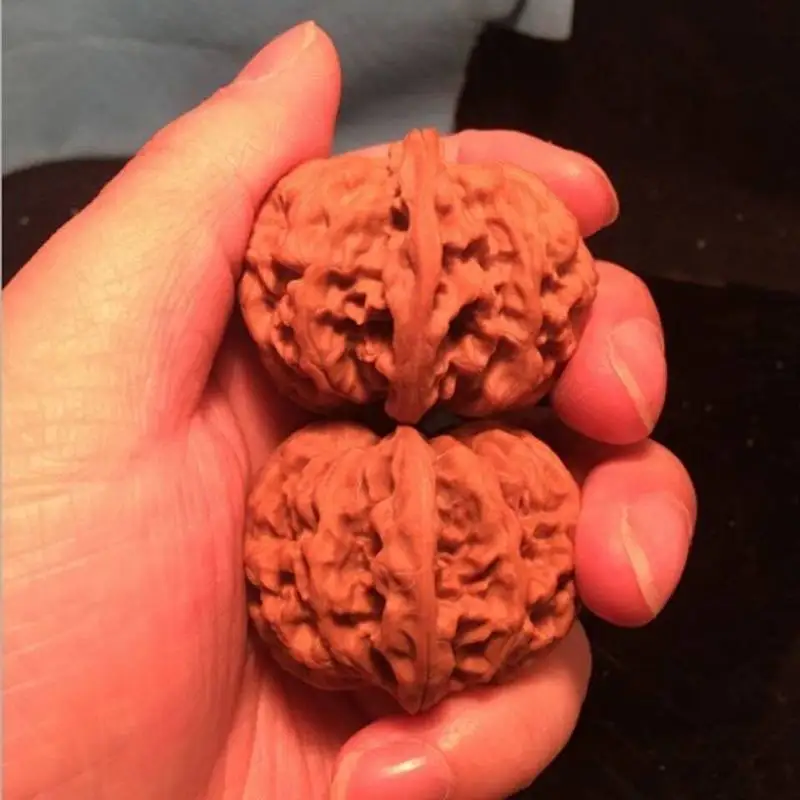 Collectible walnut pieces: four-story tower, grinding stone, palace lantern, lion head, and other uniquely shaped walnuts, perfe