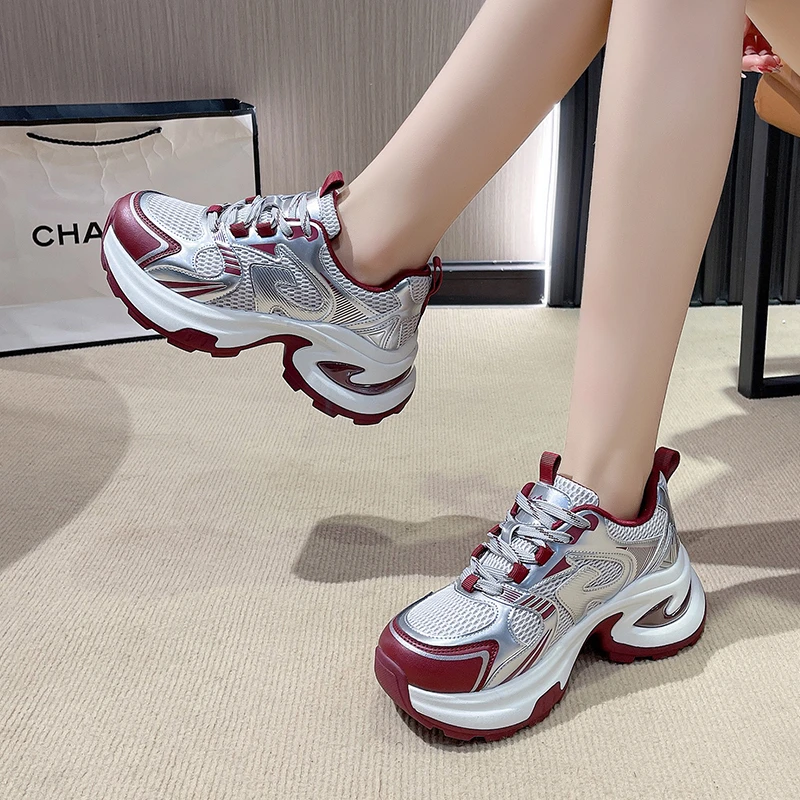 Chaussures de sport pour femmes nouveau 2025 polyvalent à semelles épaisses respirant maille fine à lacets chaussures décontractées à talons hauts chaussures à semelles épaisses