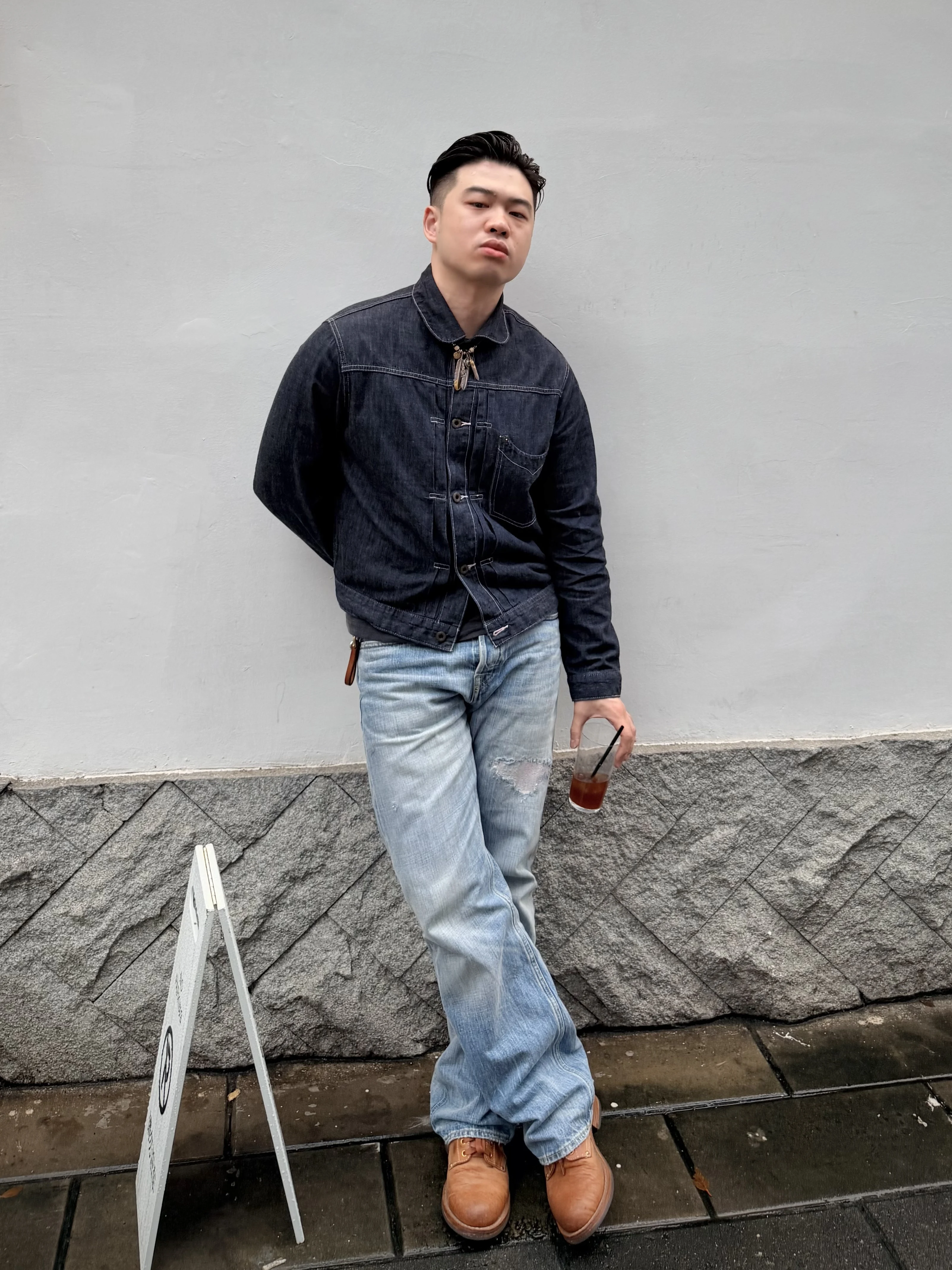 Jeans de Mezclilla Deslavados con Parche Bordado con Diseño de Rayo, Corte Recto, Cintura Media, Jeans Juveniles de la Marca ...