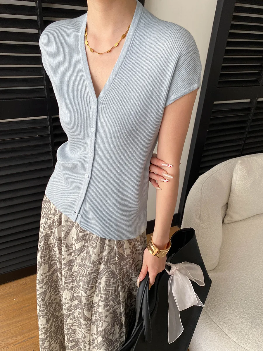 Sommerlicher Damen-Cardigan in unifarbenem, französischem Stil, V-Ausschnitt, figurbetonend, mit Taschen an den Schultern und gestrickten Ärmeln. – Detail 39
