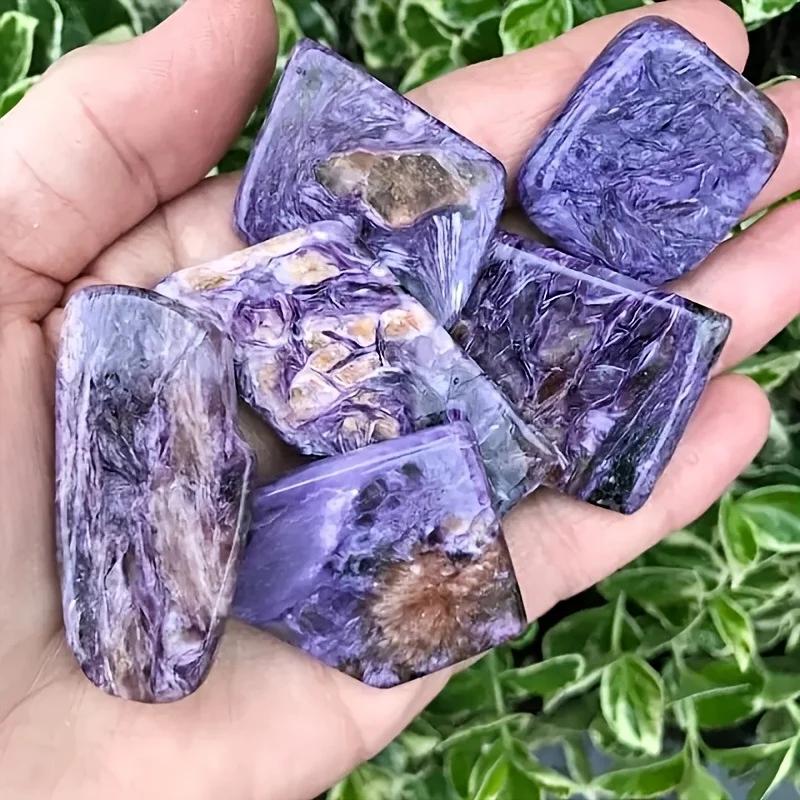 Um pedaço de pedra bruta de Charoite roxa natural - pedra de cristal natural estilo boêmio, adequada para artesanato DIY