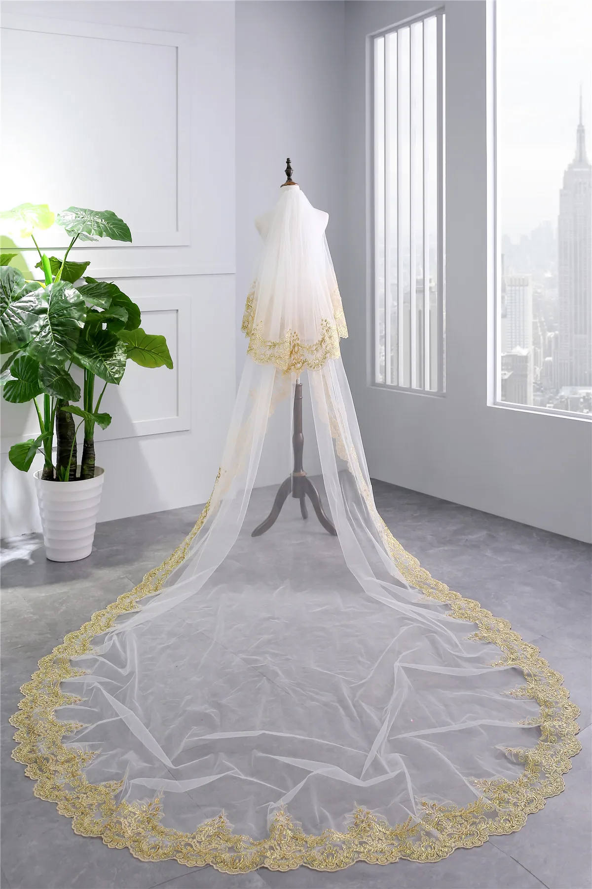 

Real Photo 3.5M Two Layer Wedding Veil With Comb Golden Lace Edge Bridal Veils Soft Wet Appliqued Cathedral Wedding Veil velo de