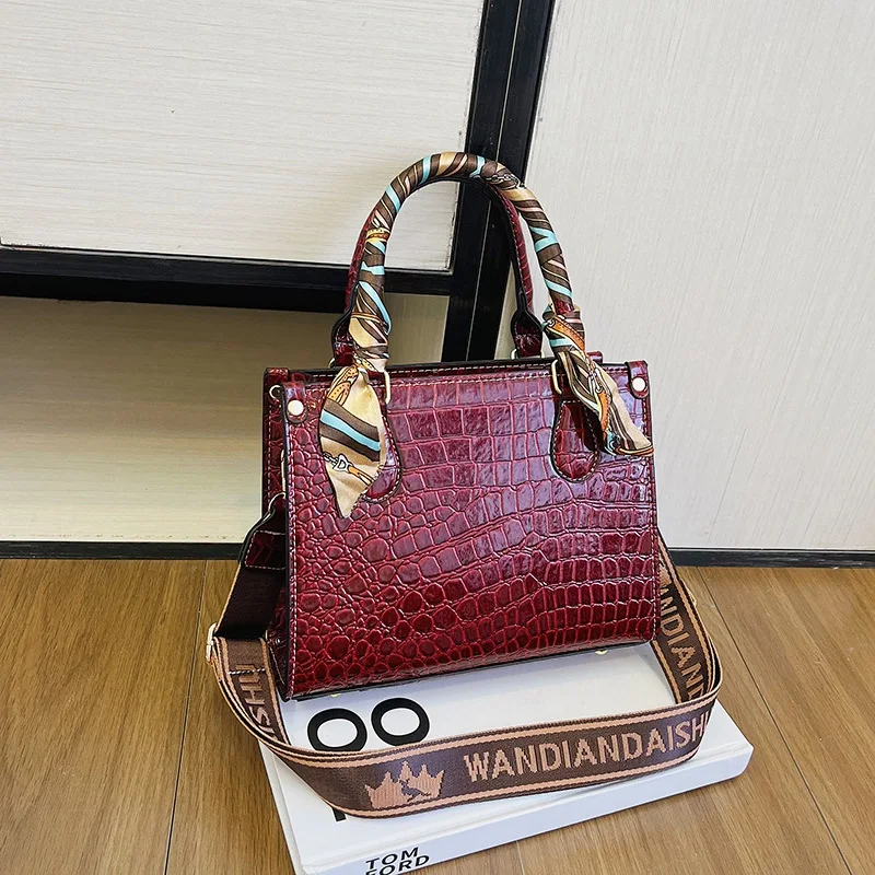 

Модная женская сумка через плечо с крокодиловым принтом, новинка 2023 года, легкая просторная сумка через плечо, повседневная универсальная сумка для ежедневного использования