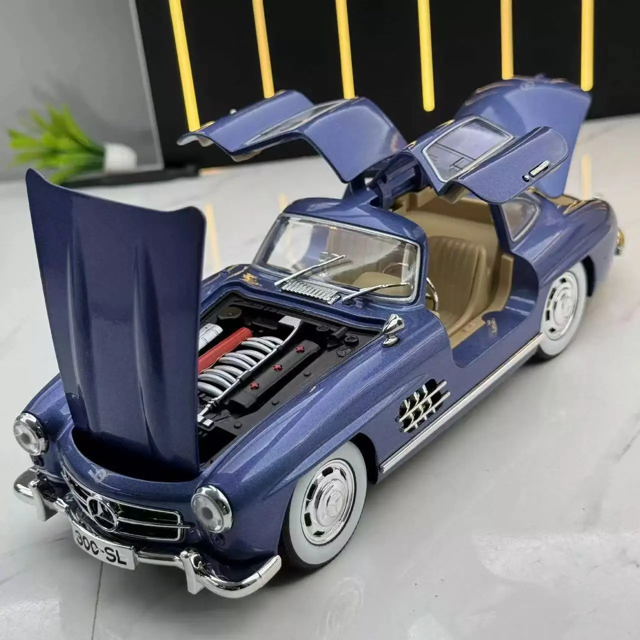 1:24 Benzs 300SL Alloy Car Model Diecasts Metal Classic Vehicles Car Model Simulation Sound and Light Collection Childrens Gifts