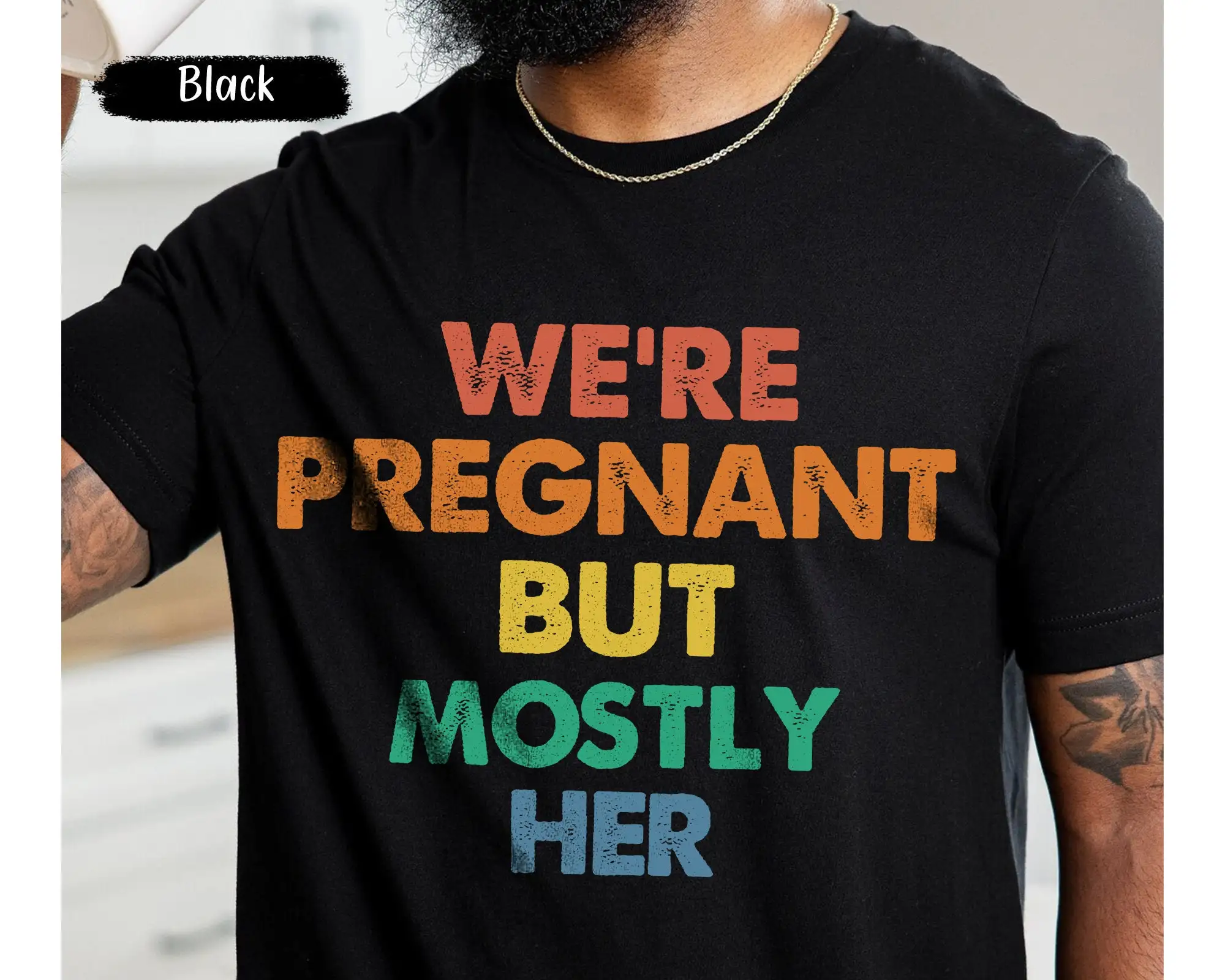 Schwangerschaftsankündigungst-T-Shirt „Wir sind schwanger, aber meist Ihr neuer Papa, lustig, um das Baby zu sein“ enthüllt für Est 2024