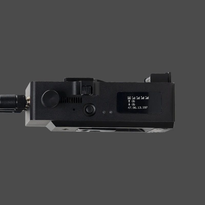Three-card built-in, multi-card aggregation router V-port battery