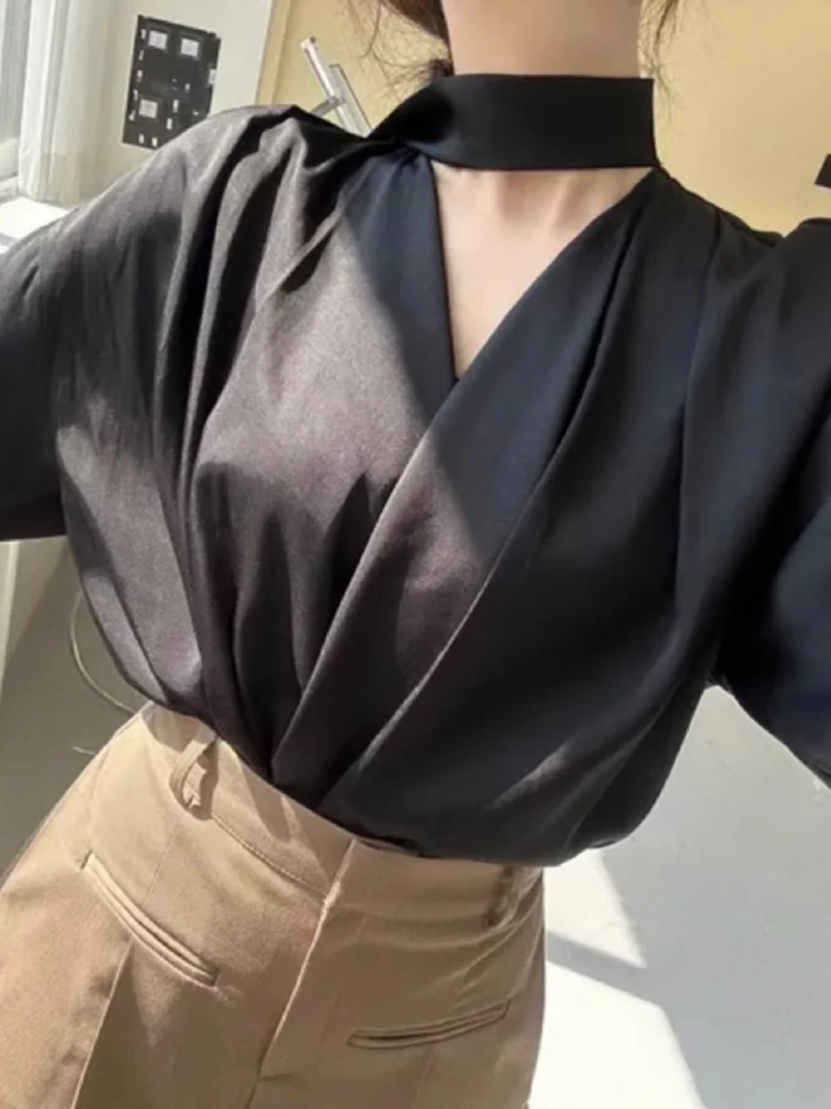 Conjunto de mujer hoado con cuello en V y manga de burbuja a la moda con diseño de fajín, plones cortos adeazantes de...