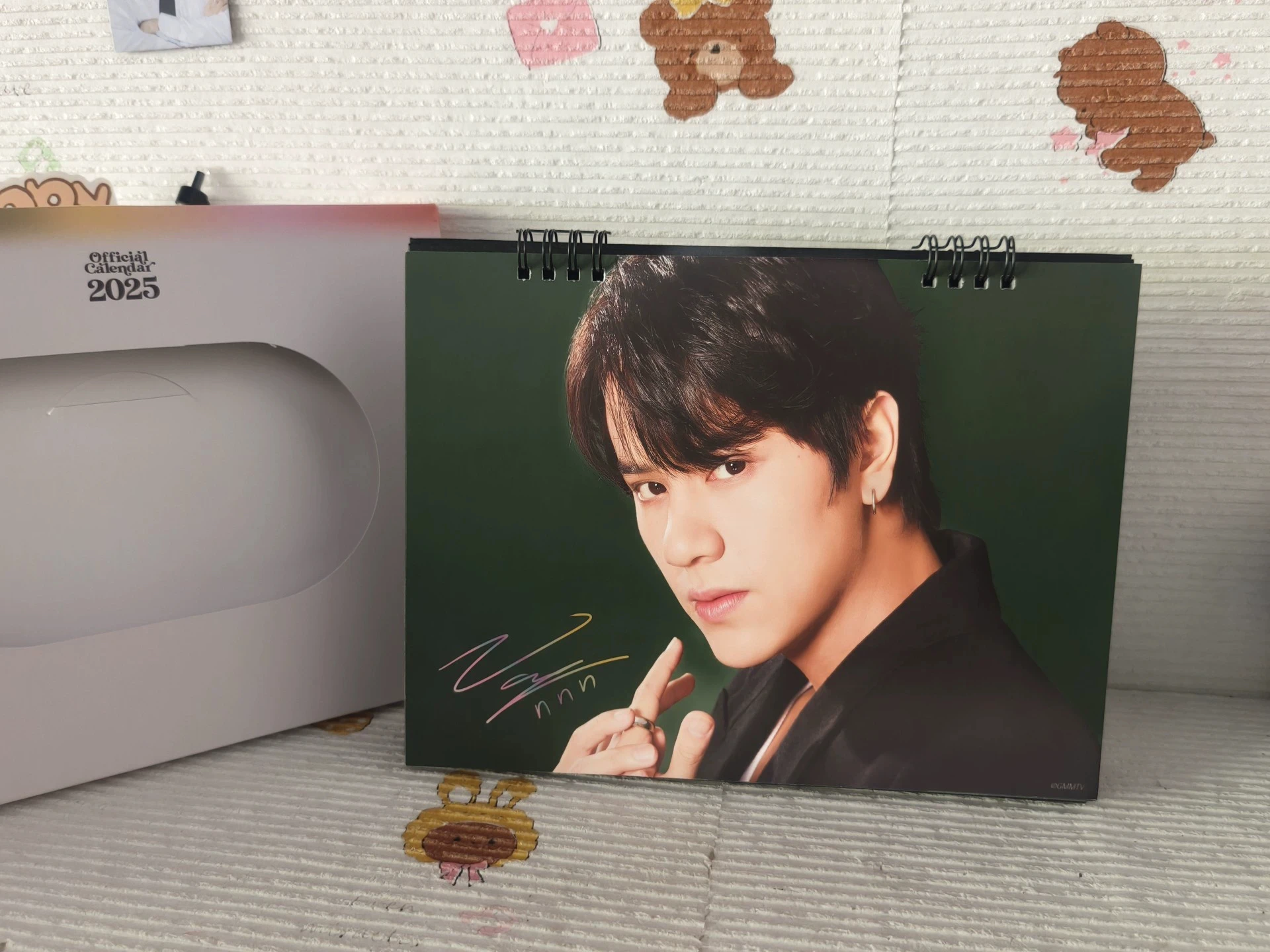 GMMTV ละครไทย Bad Bubby Series BadBubbySeries OHM NANON PAT PRAN ปฏิทินอย่างเป็นทางการ 24.5x18.7 ซม. 24.5x18.7 ซม.+ 1 การ์ดสุ่ม