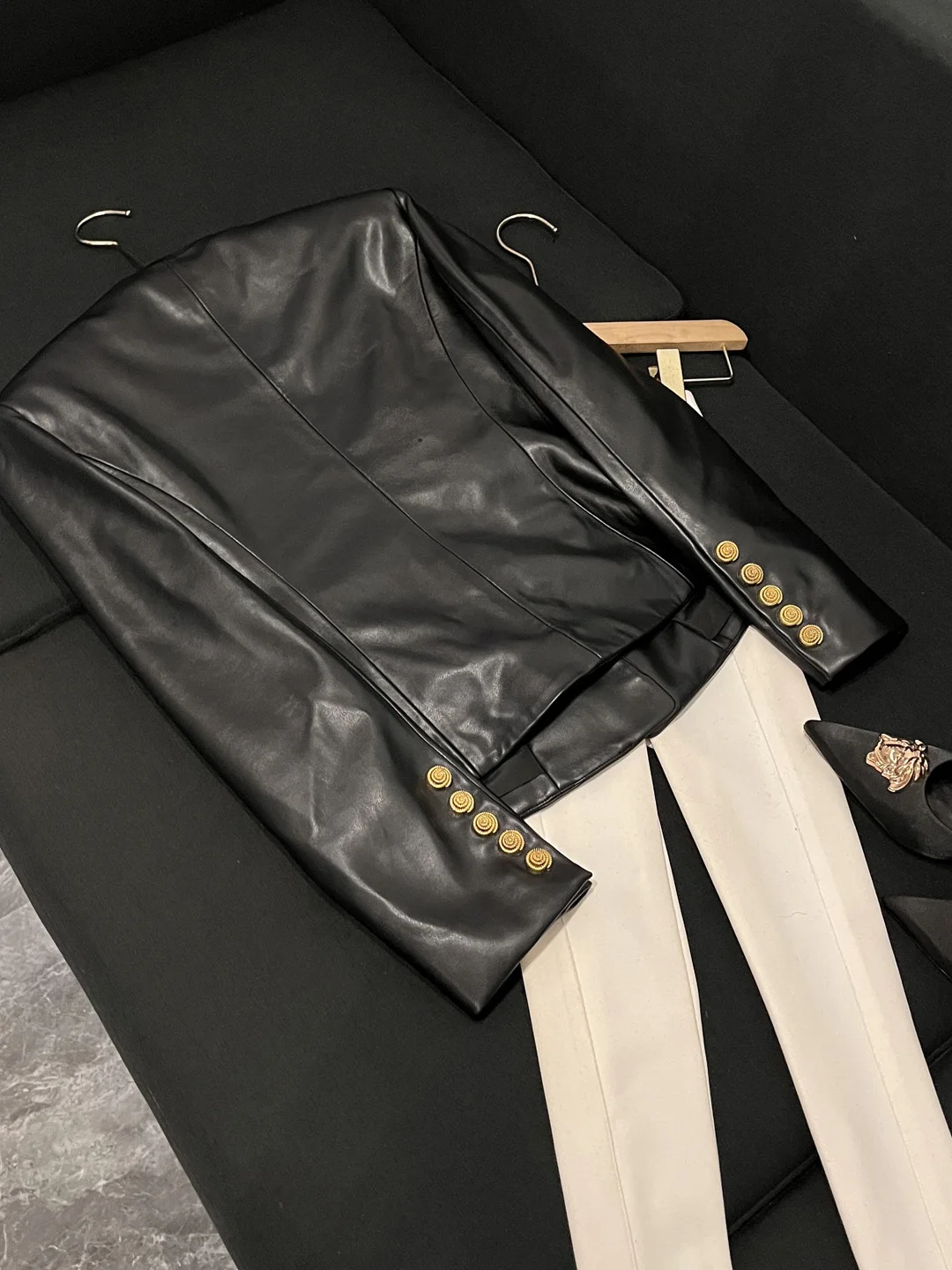 2025 신상 슬레 셀레브리 패션 스네일 메탈 버튼 슬림핏 가죽 재킷 코트 A30004 출퇴근용 슬레 롱 슬리브 라운드 넥