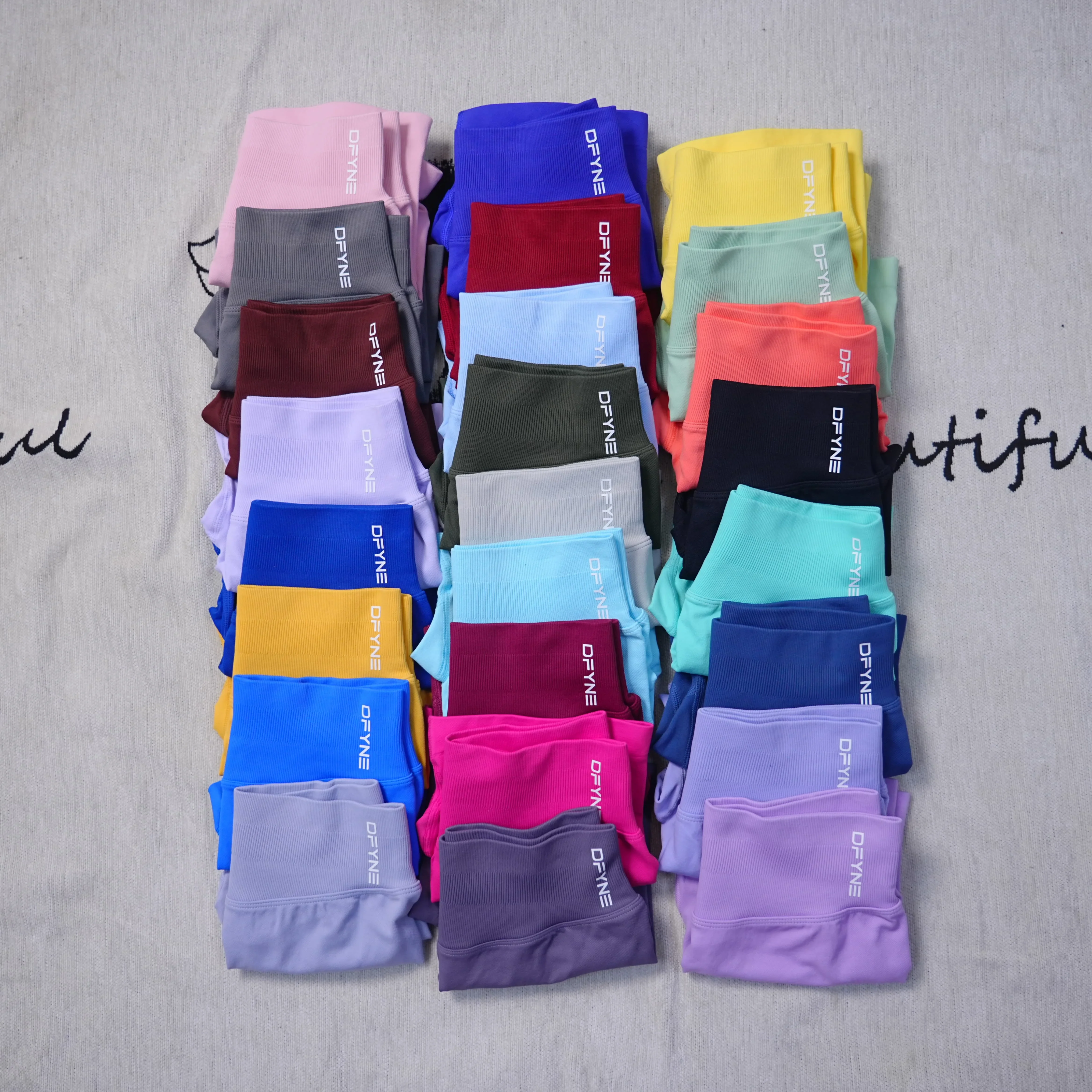 DyfneDFYNE شورت تأثير 4.5 بوصة شورت يوجا بدون خياطة منخفض الخصر Scrunch Bum Gym Workout Biker قصير قابل للتمدد للياقة البدنية Scrunch Butt Ch