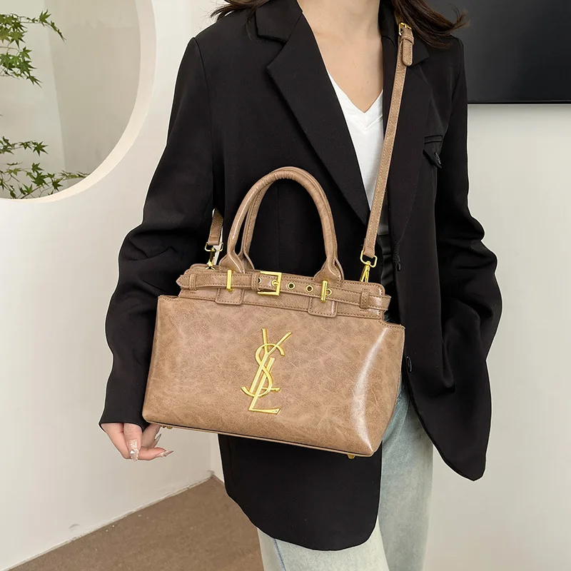 قسط الملمس حقيبة نسائية محمولة 2025 جديد حقيبة كتف ذات سعة كبيرة مزاجه ركاب حقيبة ساعي تنوعا حمل حقيبة