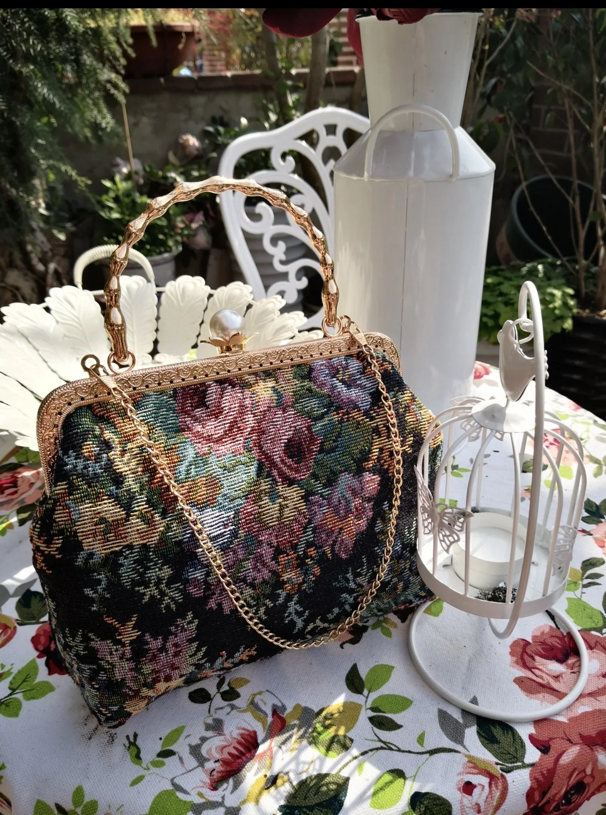 Embreagem de tapeçaria floral vintage, armação metálica dourada, bolsa de noite com fecho de beijo, perdida no vintage, inspiração