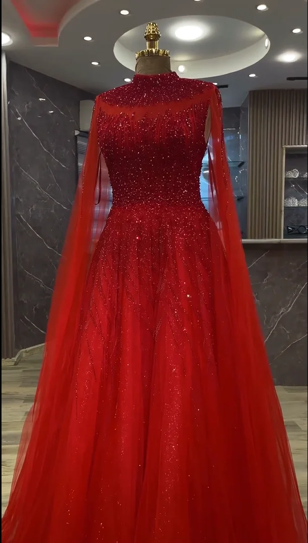 FATAPAESE Maßgeschneiderte arabische Nude-Verzierungen mit funkelnden Steinen, die das beige Kleid mit breiten Ärmeln für formelle Anlässe schmücken