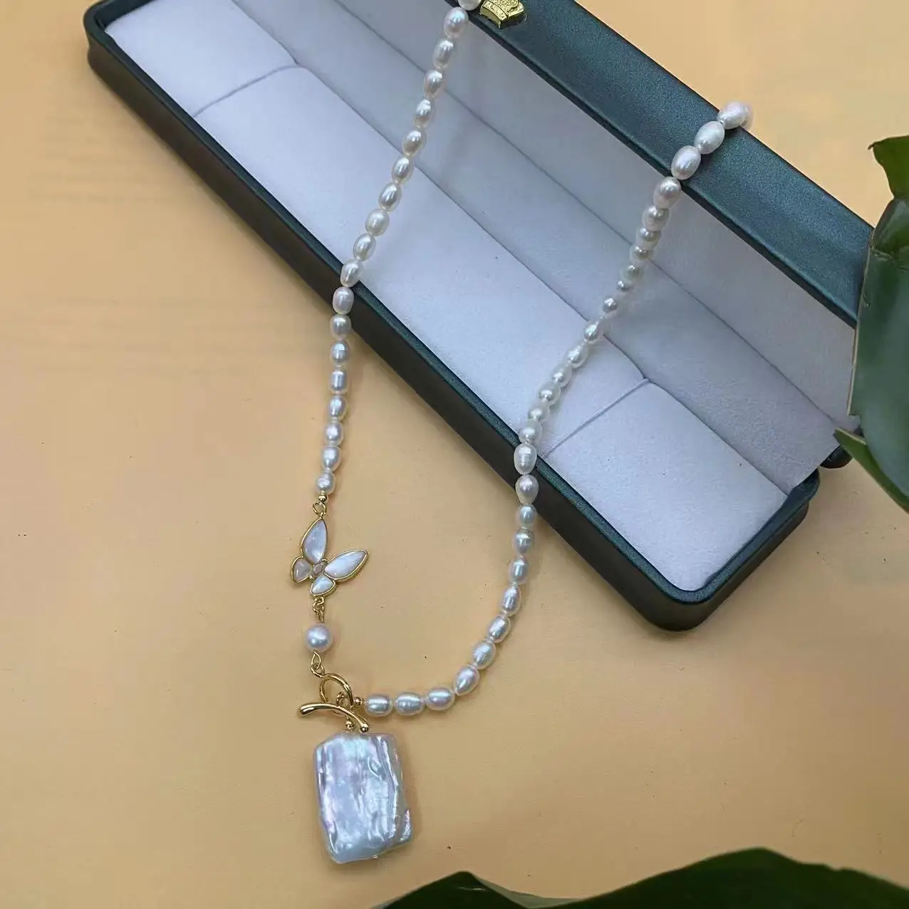 

Natural Freshwater Baroque Pearl Necklace for Women's Luxury Pendant Long Sweater Chain Butterfly Beads Choker Collarbone Chain