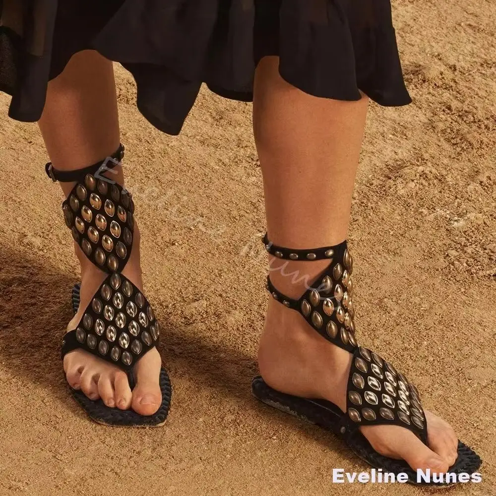 Nuevas Sandalias Romanas Retro de Una Sola Tira para Mujer, Sandalias Planas de Playa Casuales de Verano con Tachuelas Estilo Bohemio, Chanclas Negras de Moda