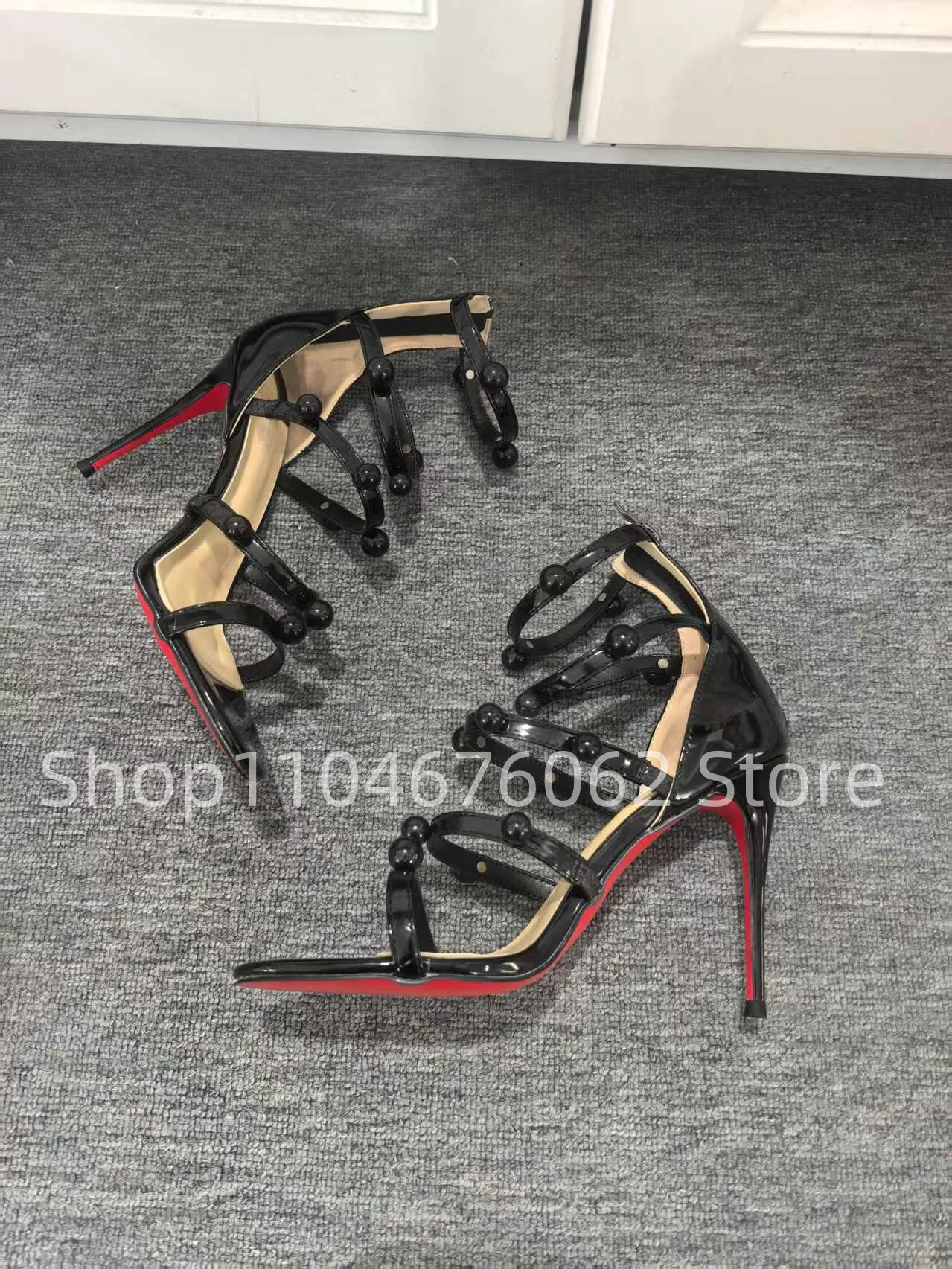 

Новинка лета 2023, женские босоножки на закрытом каблуке, с круглым носком, на шпильке, со шнуровкой, с комбинированным украшением, черные пикантные элегантные женские туфли на высоком каблуке