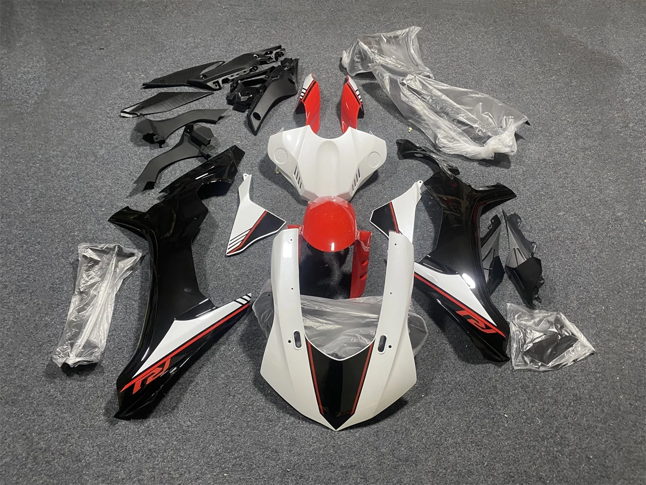 Motorcycle fairing kit suitable for R1 2015 2016 2017 2018 2019 YZF1000 15 16 17 18 19 Fairing black red motorcycle housing